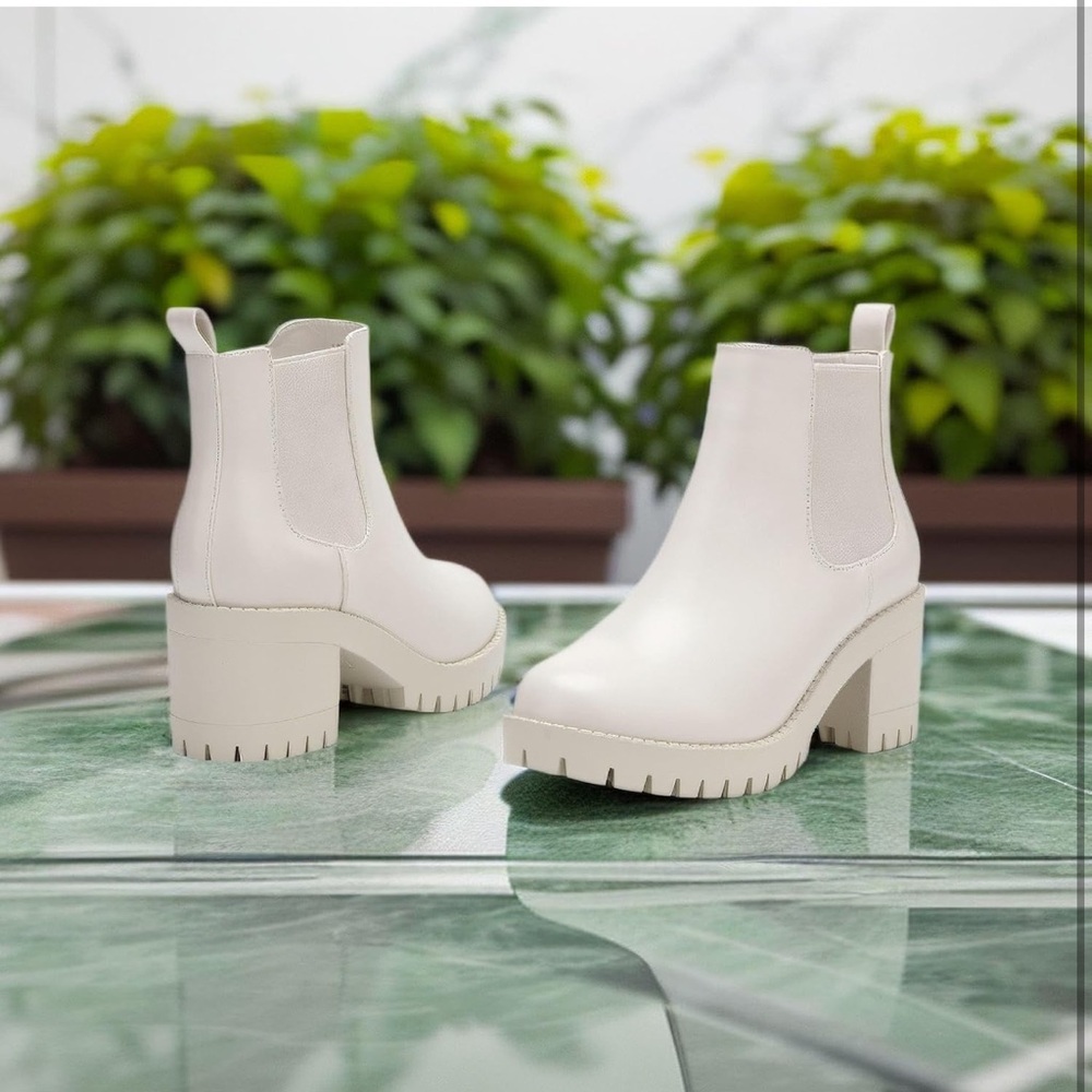 Women's Lug Sole Chunky Ankle Boot Size 9